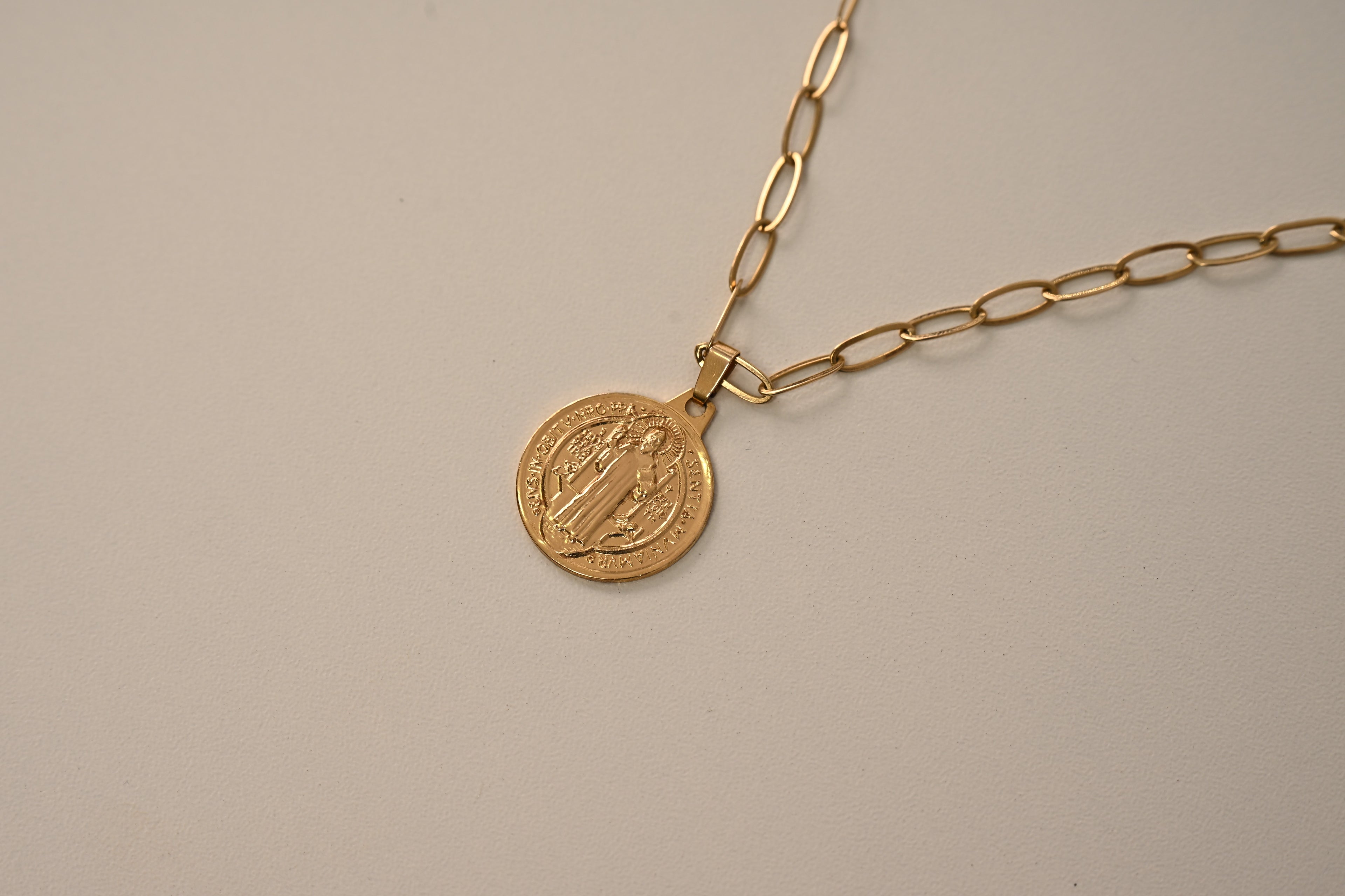 Semijoia Medalha de São Bento – Dourado
