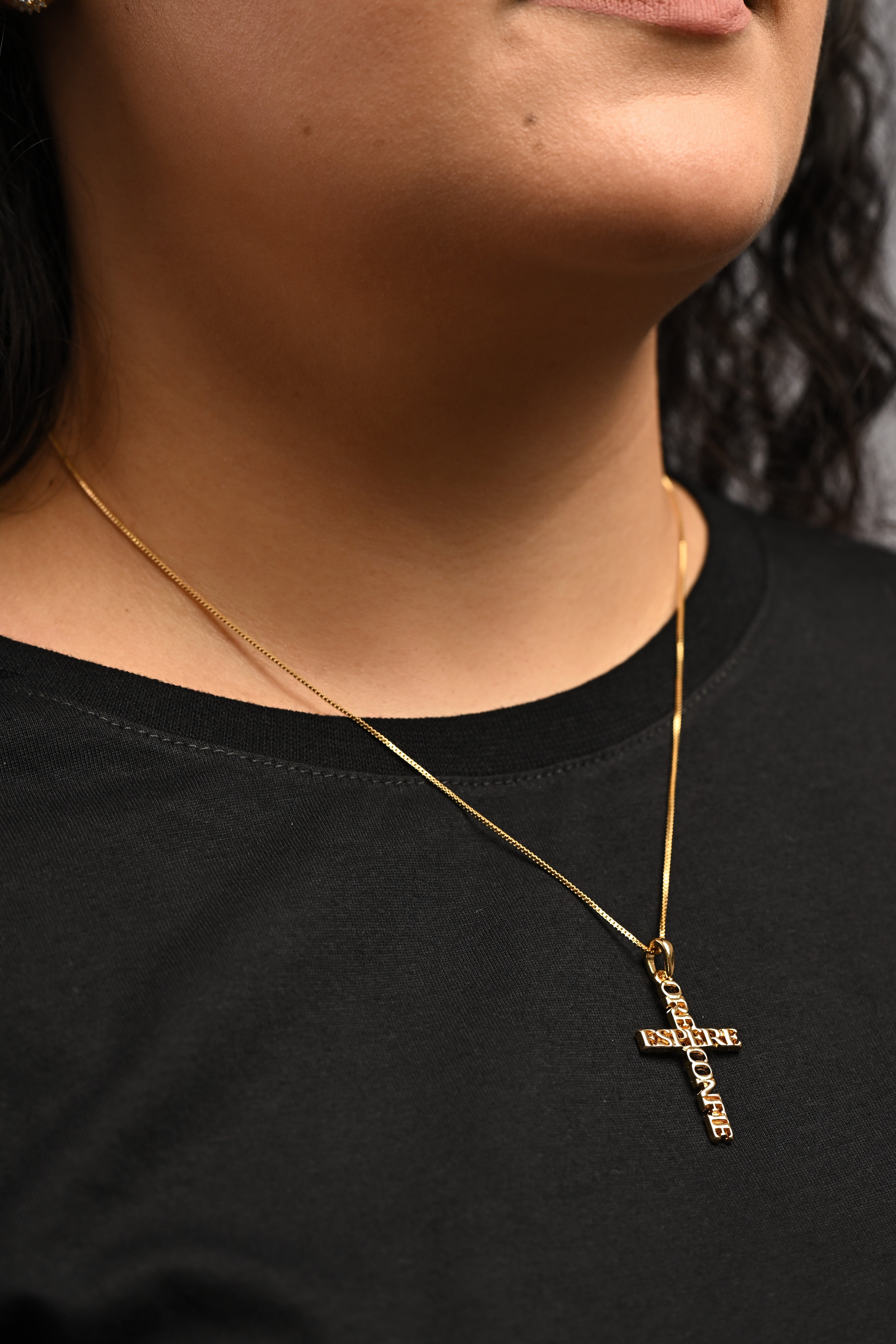 Semijoia Colar Cruz Ore, Espere e Confie – Dourado